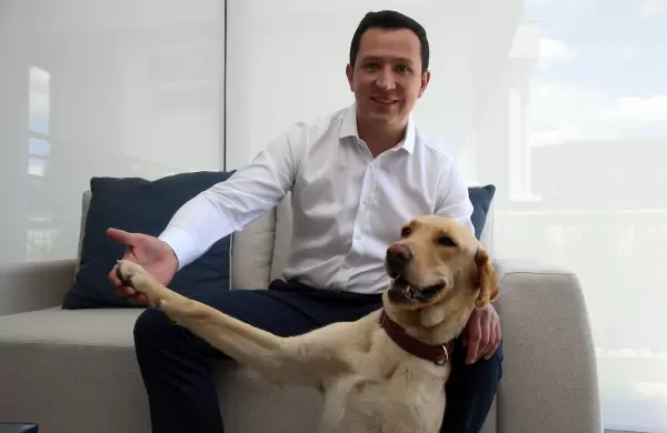 La traviesa Leia es la mimada de este abogado