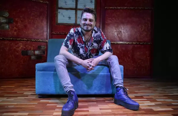 ¡Por la victoria del teatro!