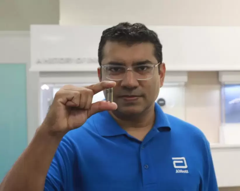Vish Charan sostiene un marcapasos sin cables de Abbot