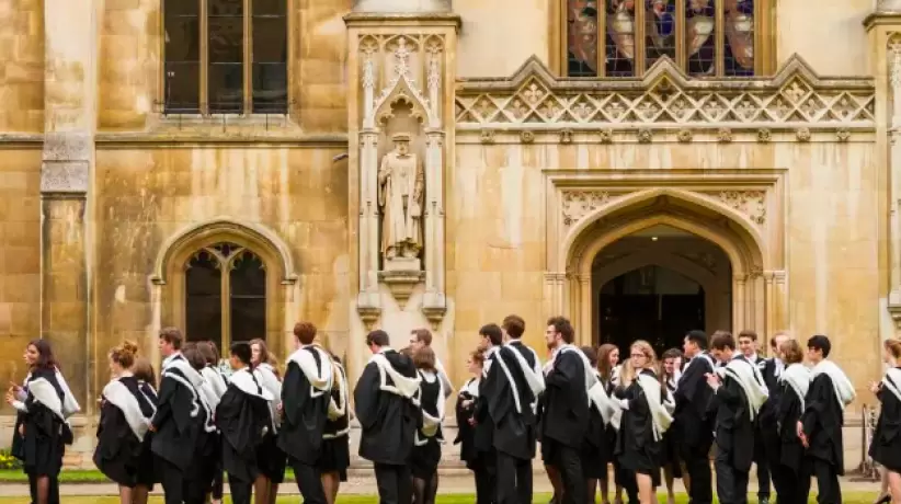 Estudiantes de la Universidad de Cambridge en sus togas el da de la graduacin