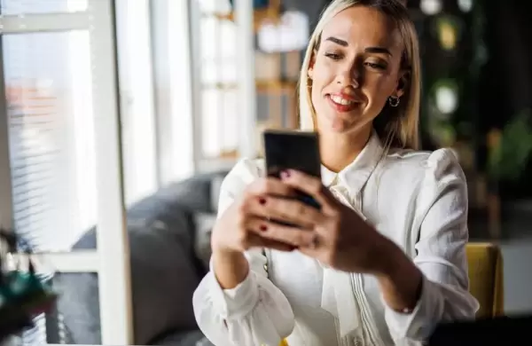 El problema de utilizar las redes sociales durante el trabajo: desconexión entre empleados, menor productividad y adicción