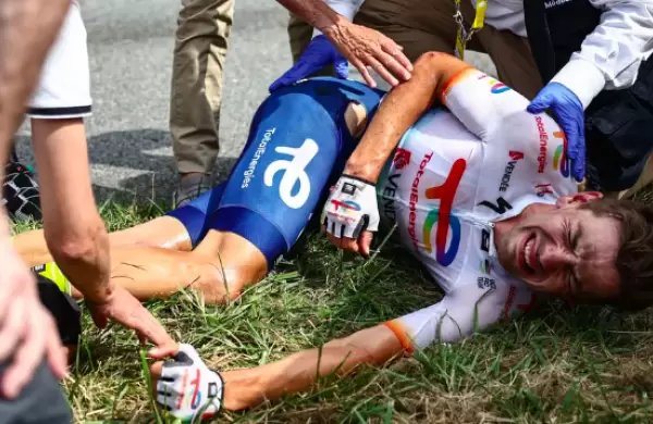 Los fanticos del Tour de Francia causan mltiples choques, lesiones en los ciclistas y abandono de la carrera