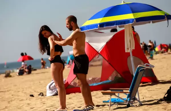 Cómo el protector solar previene el cáncer de piel, a pesar de las conspiraciones difundidas por influyentes de las redes