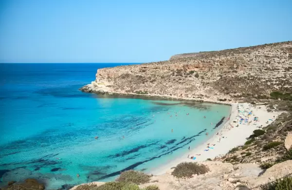 Cómo es Lampedusa, la isla paradisíaca que está más al sur de Sicilia y sufre déficit de turistas