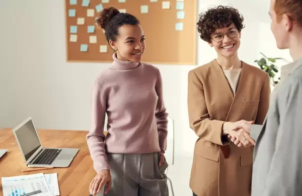 El arte de pedir un favor en el trabajo: te diran que s tus compaeros?