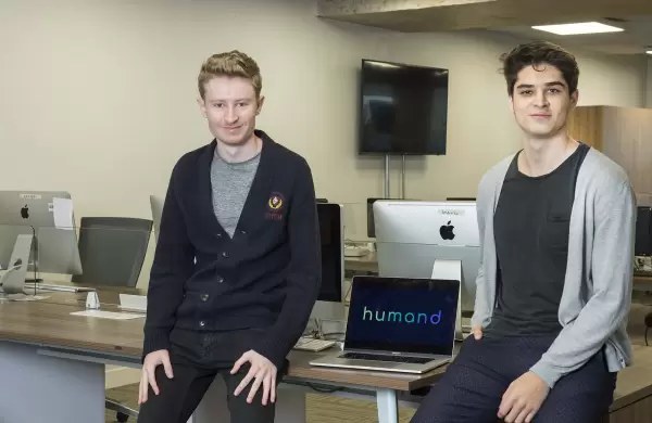 Tras perseguir a Marcos Galperin, dos argentinos sub 25 crearon Humand, la App para crear comunidades digitales corporativas