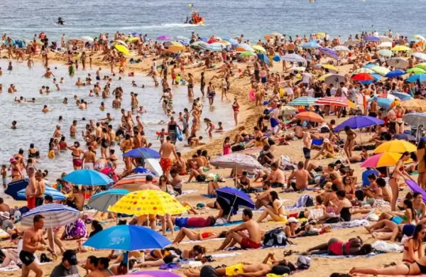 Hartas del exceso de turismo, las ciudades europeas imponen prohibiciones, multas e impuestos