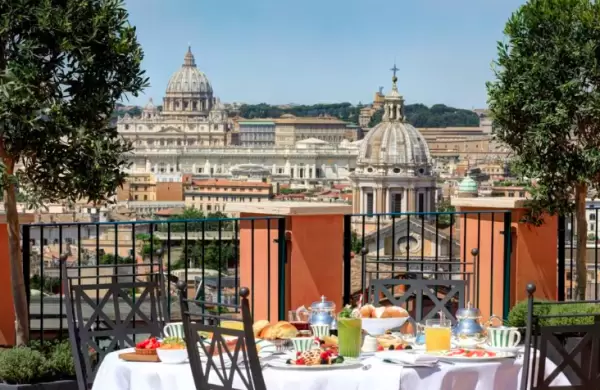 Cuál es el hotel de lujo en Roma que ofrece vistas 360 grados de la ciudad