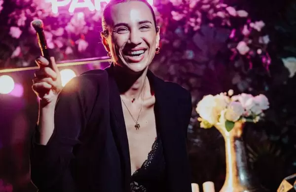 Dejó el trabajo en relación de dependencia, estudió en Europa y revoluciona el negocio del make up