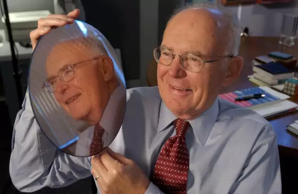 El legado de Gordon Moore, cofundador de Intel y creador de la  "Ley de Moore", puede ensearte dnde invertir tu dinero