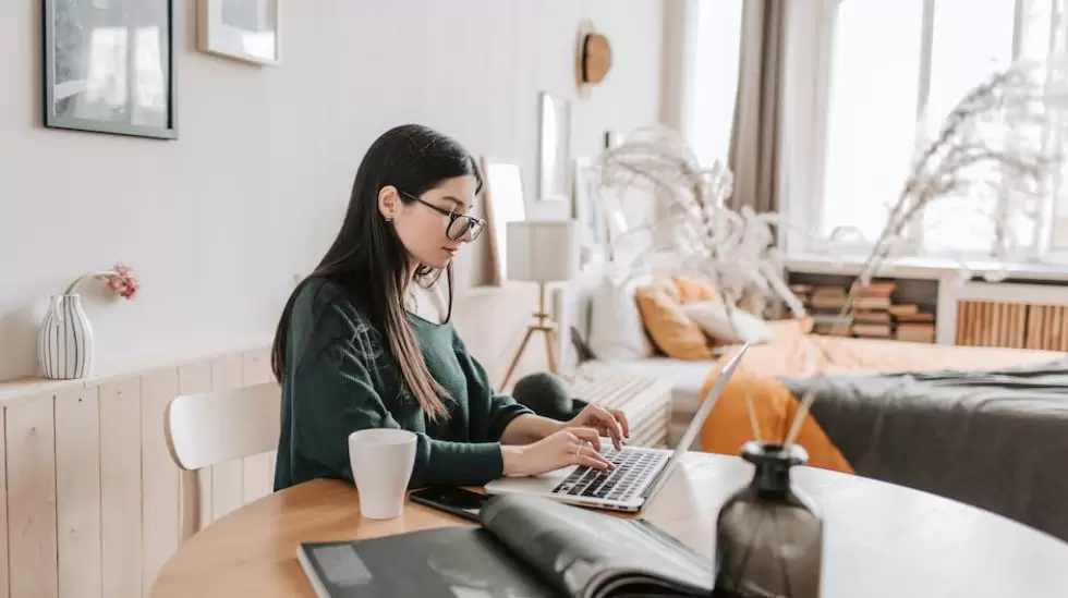 mujer mirando computadora