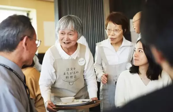 Así funciona este restaurante popular por su negocio de "pedidos equivocados" y que solo contrata personas con demencia