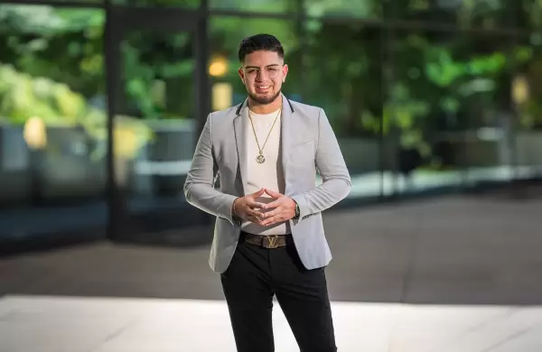 El empresario lojano de 22 años que se abre paso en Los Ángeles