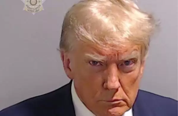 Donald Trump se entregó a la Justicia, posó para su prontuario y este es el futuro que le espera