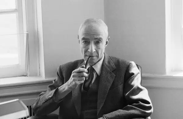 Qué lecciones de vida de Robert Oppenheimer muestran liderazgo, diversidad y organización empresarial