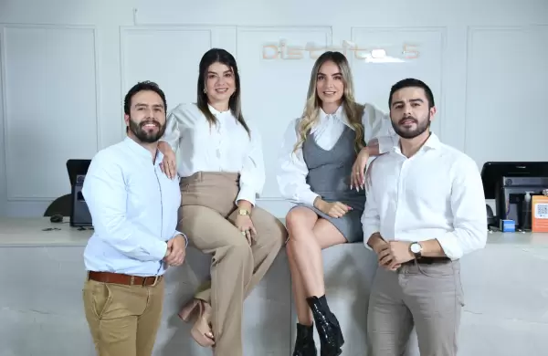 De un garaje pasaron a Youtube y ahora son una cadena de moda hecha en Ecuador