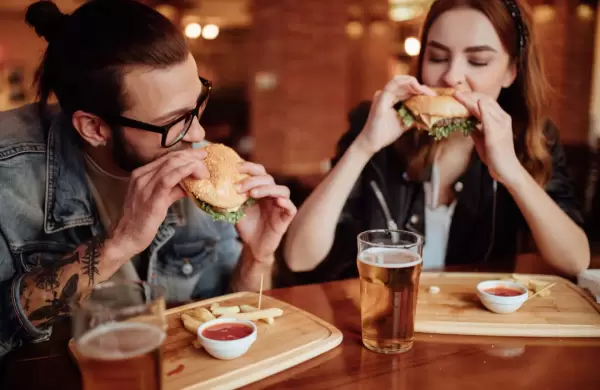 Científicos encuentran un vínculo entre un aumento del cáncer colorrectal y la comida "chatarra"
