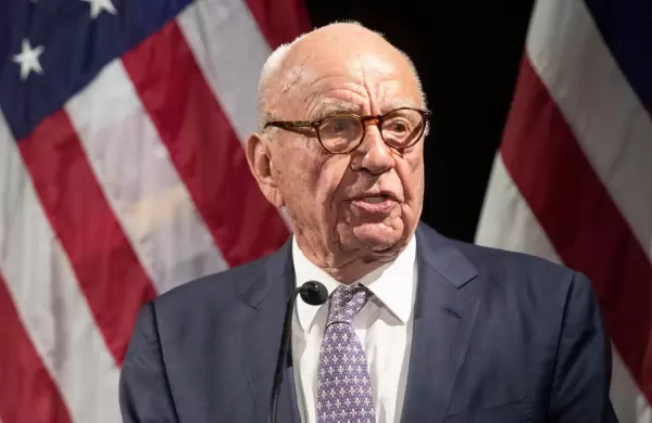 "Puedo pensar en cosas más importantes que ser amado por todos": Cómo Rupert Murdoch cambió a los Estados Unidos