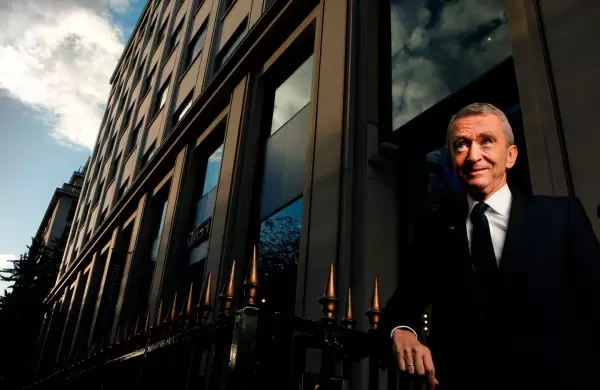 Guerra de millonarios en el aire: el dueño de Louis Vuitton invirtió US$ 800 millones para competirle a Buffett en el negocio de los jets privados