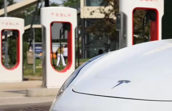 Las ganancias de Tesla decepcionaron y esto pasó con sus acciones