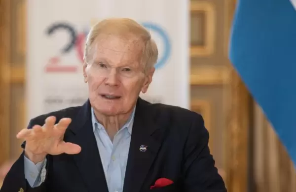 La NASA encontró un agujero negro sin precedentes utilizando una "lupa cósmica" gracias a un fenómeno gravitatorio