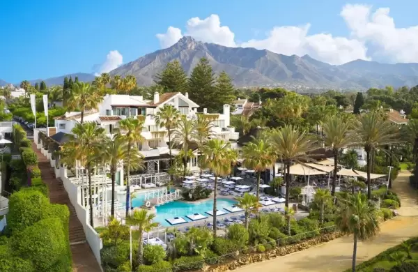Dentro del resort de playa que emana puro lujo en Marbella