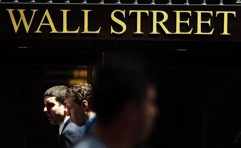 Oro en récord, petróleo volando y acciones cayendo: la tormenta perfecta que desconcierta a Wall Street