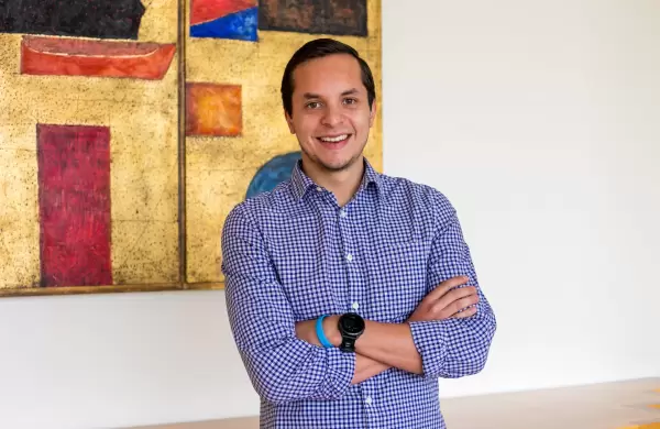 Tiene 27 años y es una mente brillante en una multinacional de cosméticos