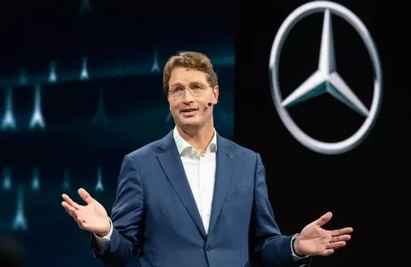 Mercedes Benz también pasó la motosierra para bajar costos pero redujo su proyección de ganancias y su acción se desplomó