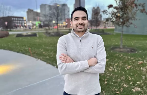 Tiene 30 años y maneja un presupuesto de US$ 230 millones