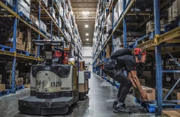 Amazon revela cmo su ejrcito de robots y su nuevo sistema DeepFleet buscan hacer ms rpido cada pedido