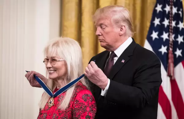 Viuda de un magnate del juego, multimillonaria y cercana a Trump: quién es la nueva dueña de los Dallas Mavericks