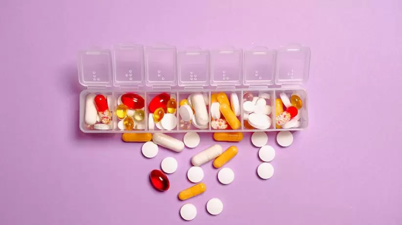 Píldoras De Medicamentos Con Foto En Recipiente De Plástico Blanco