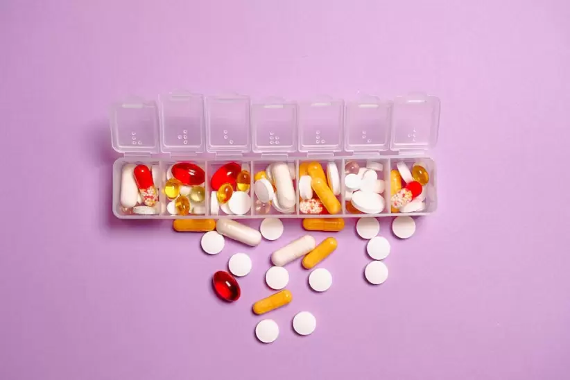 Píldoras De Medicamentos Con Foto En Recipiente De Plástico Blanco