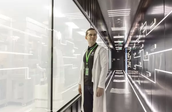 Este científico dice que su startup está ganando la carrera por el descubrimiento de fármacos con IA