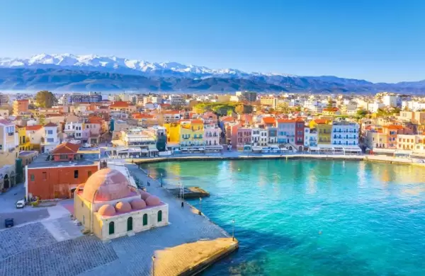 Ni Santorini ni Mykonos: cuál es la isla griega que está de moda