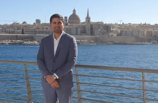 Fue diplomtico en Suiza y ahora es un consultor empresarial de una firma globlal