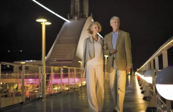 Experiencias nocturnas en cruceros de lujo: cinco viajes exclusivos del 2024