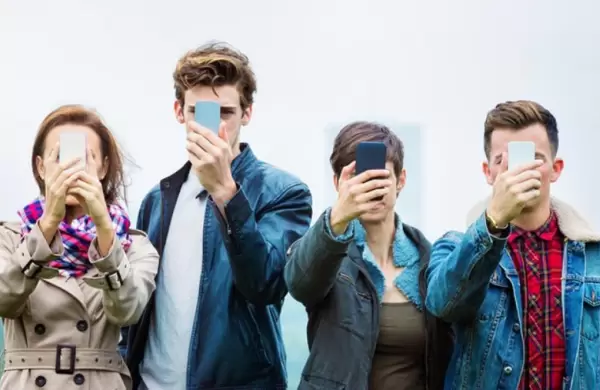 La increíble razón por la que este pueblo de Europa prohibió el uso de celulares en la calle