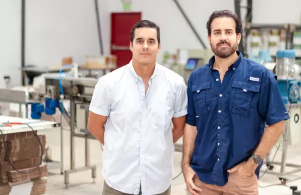 Ni una inundacin, ni la pandemia detuvieron a estos dos 'workaholics' que exportan barras energizantes