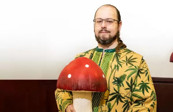 El profeta de los hongos psicodélicos: fundó una mega iglesia que recauda millones y lo investigan por tráfico de drogas