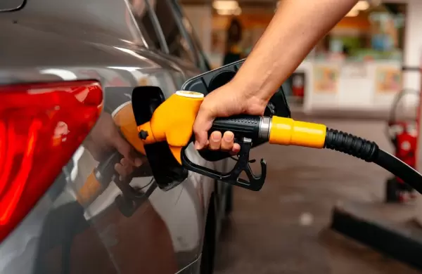 Noboa retoma la posibilidad de eliminar subsidios a la gasolina Extra y Ecopaís