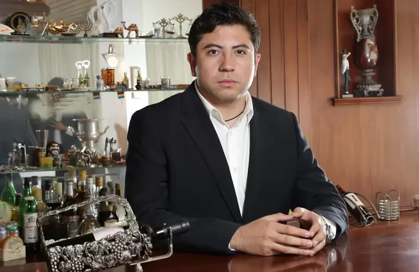 Educador de da, showman de noche