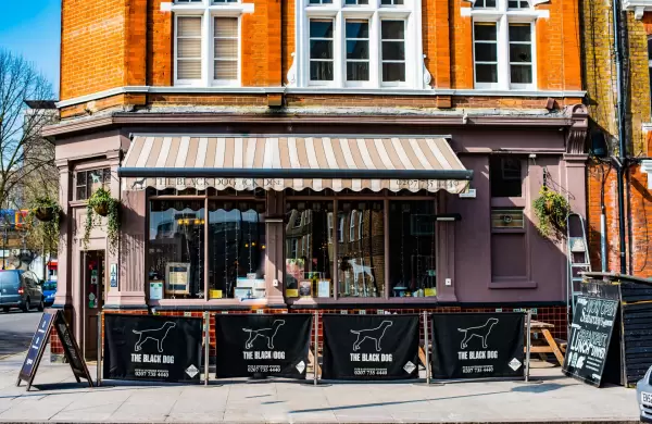 El pub de Londres que Taylor Swift menciona en un nuevo tema y se llena de fanáticos