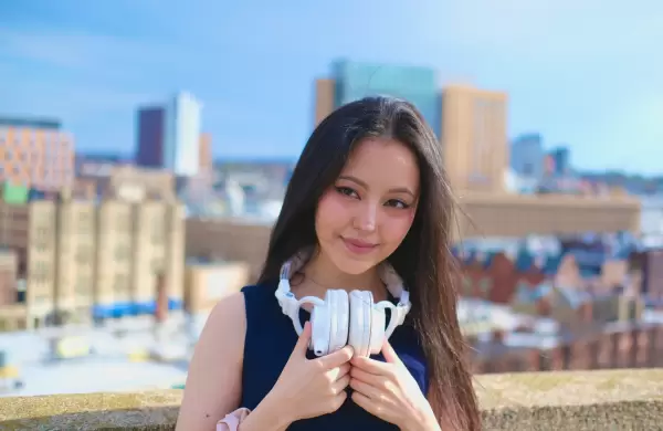 Tiene 22 años y es la directora creativa de una empresa de IA con sede en Los Ángeles