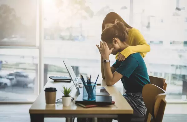 Un estudio revela que las mujeres que usan IA en el trabajo son vistas como "menos competentes" que los hombres