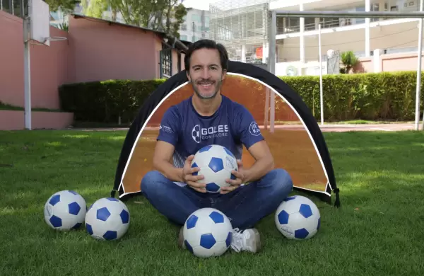 Pudo ser consultor, pero eligió inspirar a las nuevas generaciones