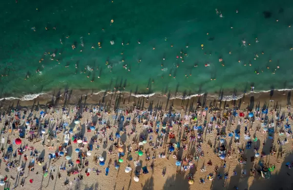 Tu madre, tu padre y este señor son la razón de que existas