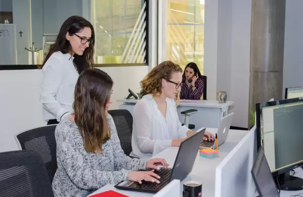 Semana laboral de 4 días: una tendencia que gana impulso y muestra múltiples beneficios