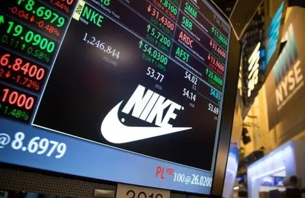 Las acciones de Nike alcanzaron su nivel más bajo en 12 años y la compañía busca demostrar que su ventaja competitiva sigue intacta